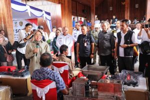 Menteri Sosial Tri Rismaharini Bagikan Bantuan Pemberdayaan di Maluku