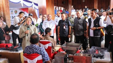Menteri Sosial Tri Rismaharini Bagikan Bantuan Pemberdayaan di Maluku