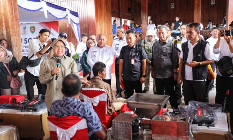 Menteri Sosial Tri Rismaharini Bagikan Bantuan Pemberdayaan di Maluku